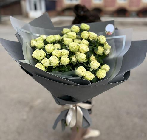 Букет Белые кустовые розы Солинеро в Прокопьевске