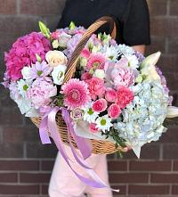 Цветочная композиция из Розы, Хризантемы, Пионы и Лизиантусы в корзине в Прокопьевске