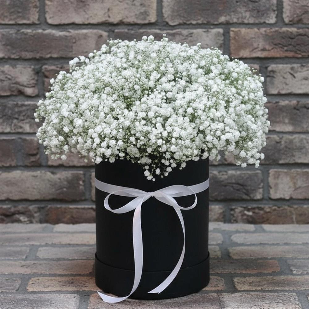 Цветочная композиция из Гипсофила в шляпной коробке в Прокопьевске