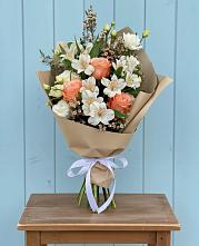 Букет цветов из:  Альстромерии, Лизиантусы, Розы и Хризантемы в Прокопьевске