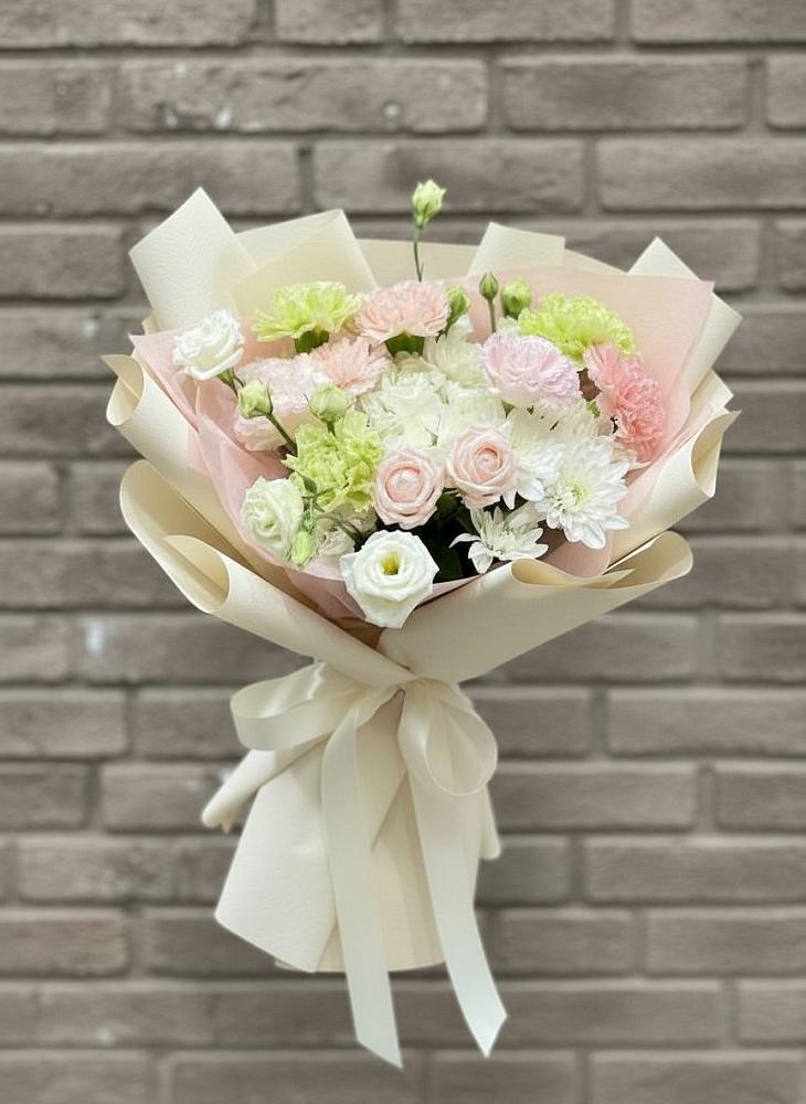 Букет цветов из: Гвоздики, Розы, Лизиантусы и Хризантемы в Прокопьевске