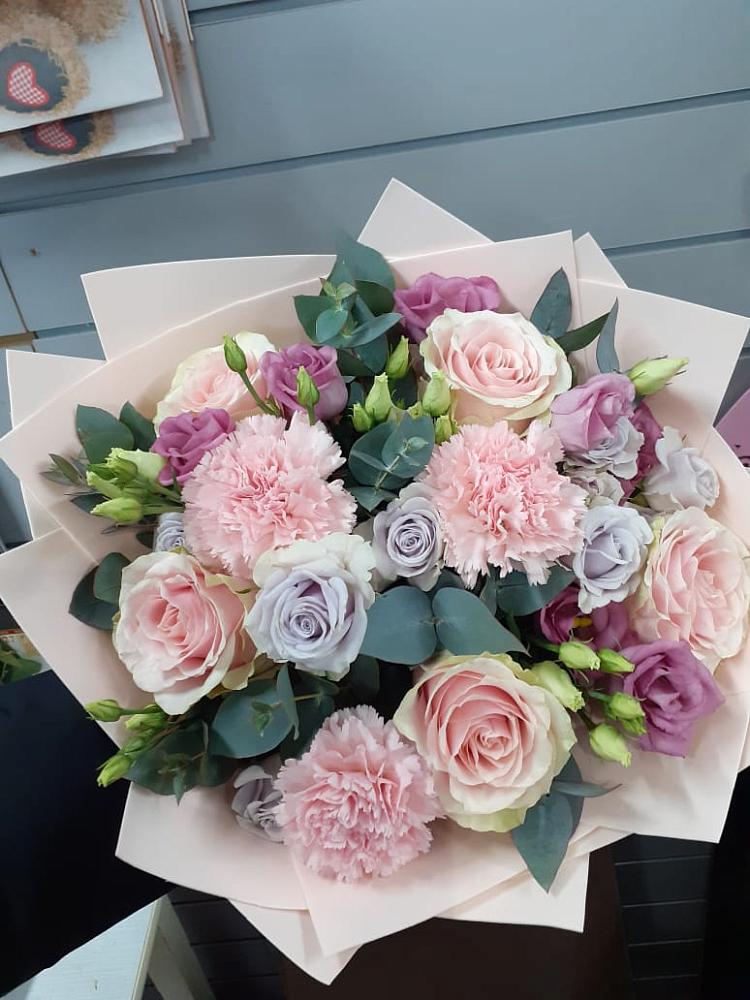 Букет цветов из: Розы, Гвоздики и Лизиантусы в Прокопьевске